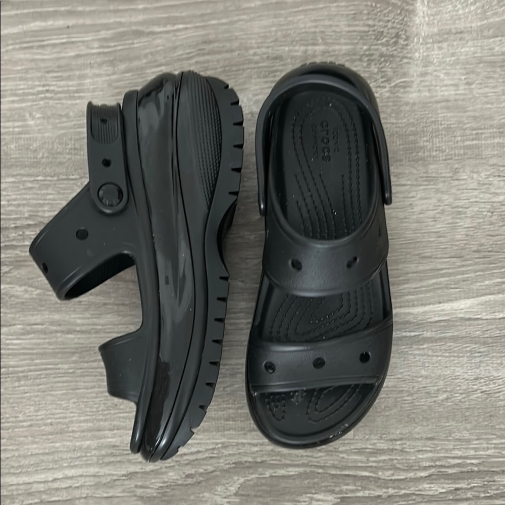 Never worn Croc mega crush black platform sandals size women 8 // men 6 (unisex)